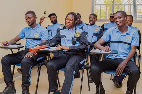 Agents assis en salle de cours pendant une séance de formation.