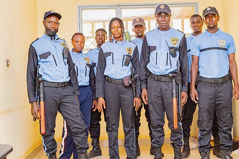 Agents de Stargate alignés en tenue de service, équipement à la ceinture.