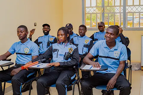Agents en tenue assis en salle de formation.