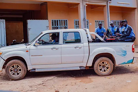 Équipe de patrouille sur le plateau du pick-up de service.