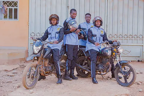Équipe de convoyage prête au départ, motos en ligne.